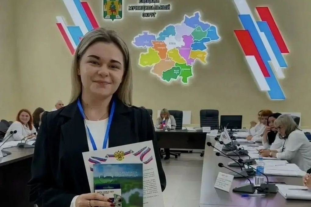 В Елецком округе самым ранним избирателям с утра дарят памятные сувениры