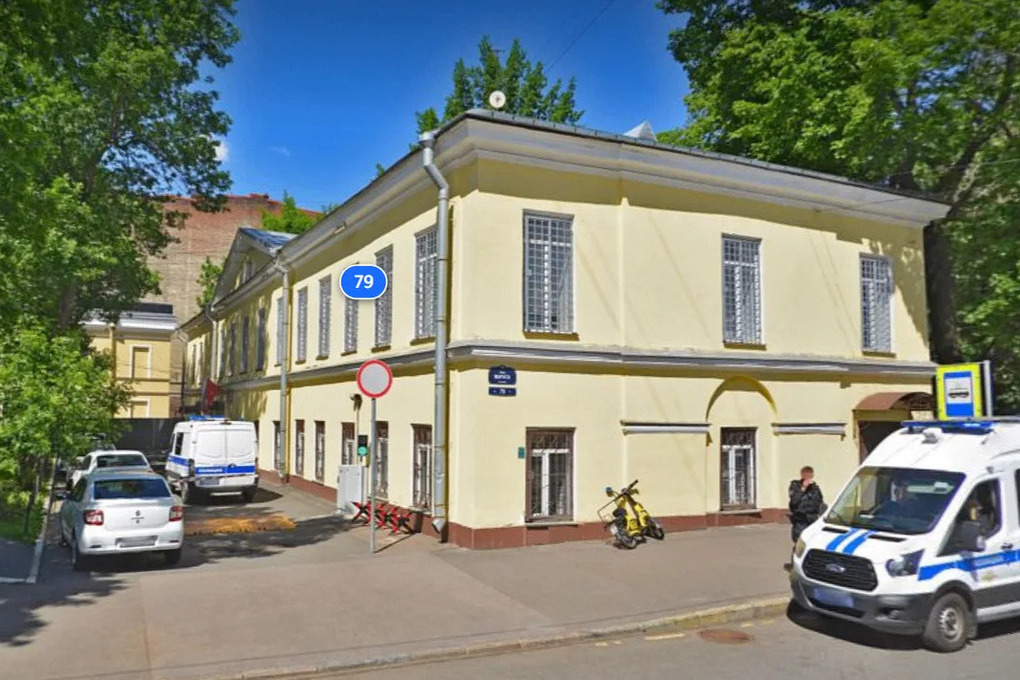 На улице Марата в Петербурге загорелись два полицейских автомобиля