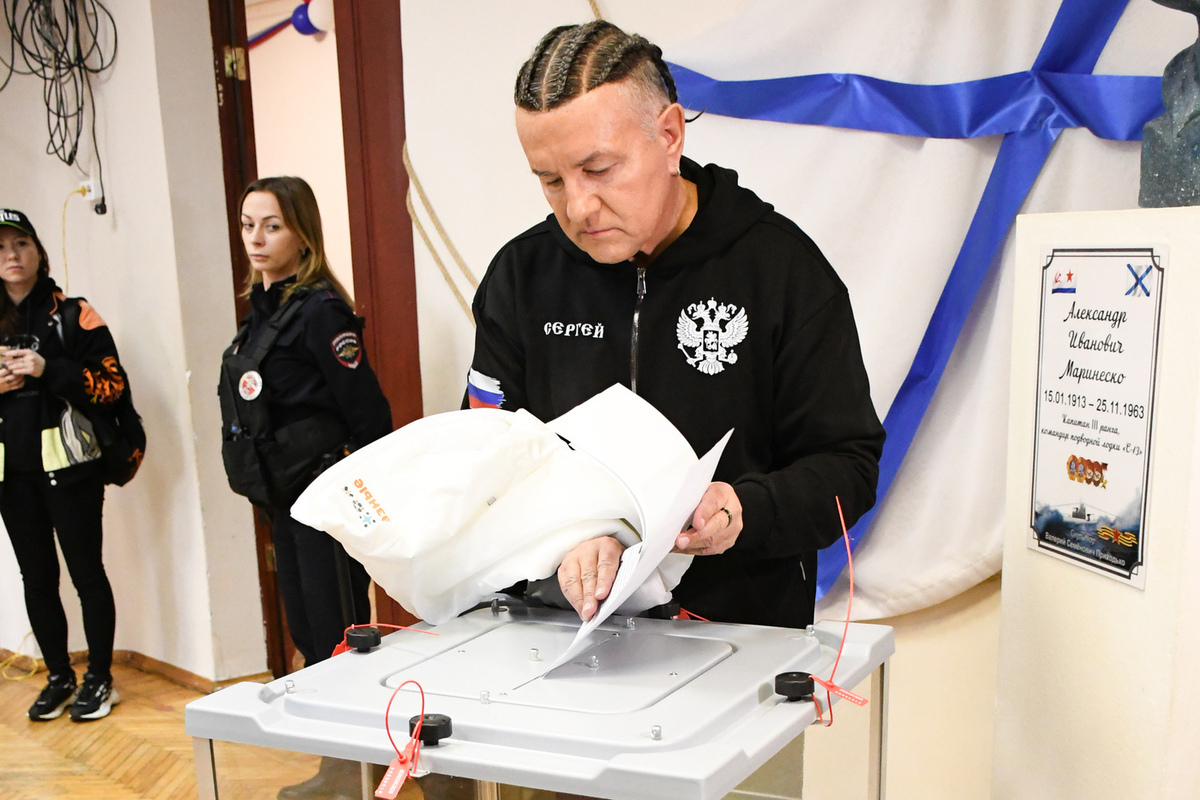 Певец Сергей Рогожин проголосовал на выборах в Петербурге
