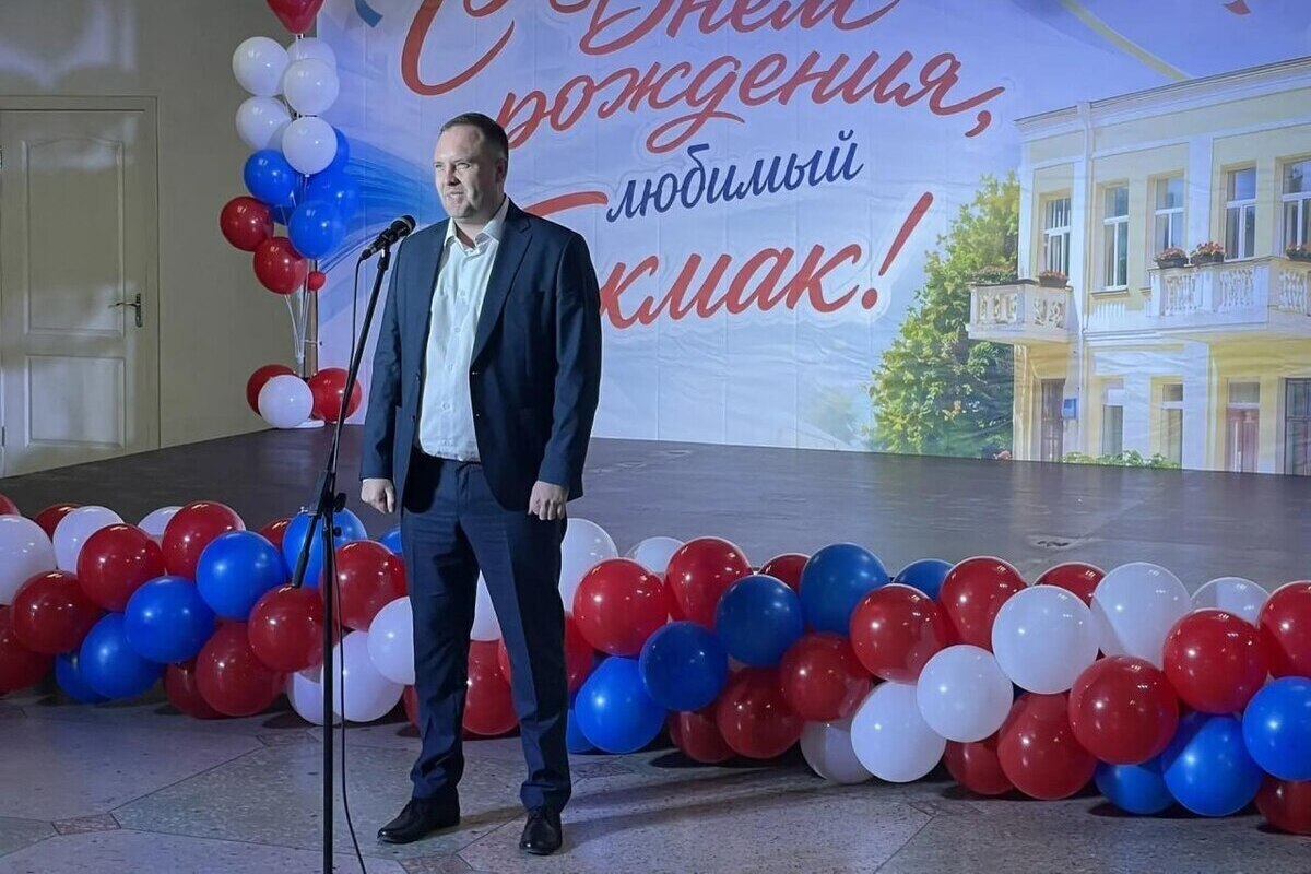 В Токмаке ко Дню города вручили награды коммунальщикам и активистам