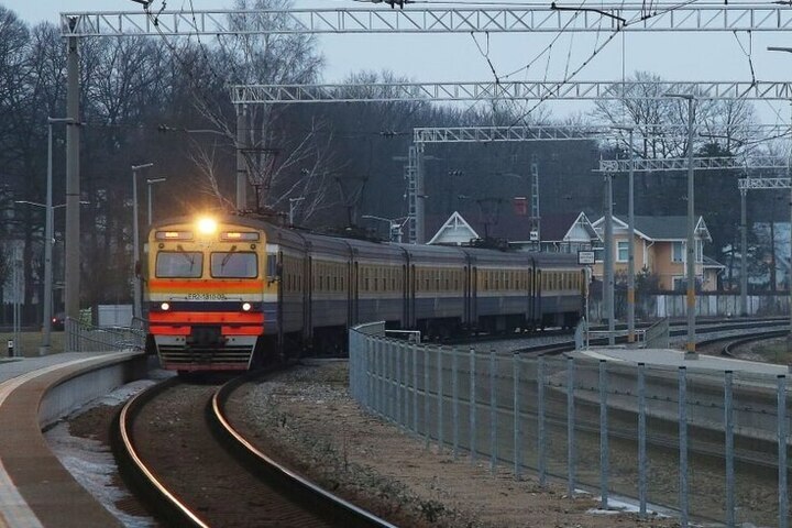 Школьницы пострадали от удара током на путях