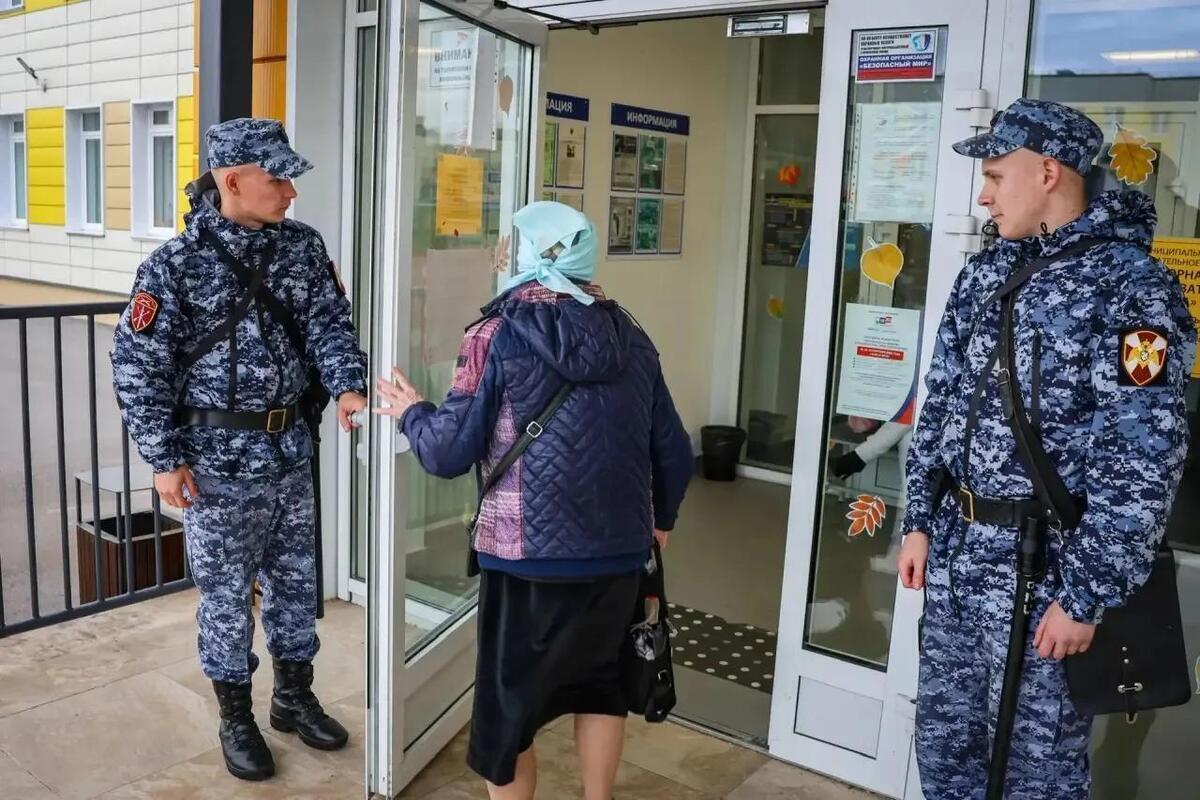 Росгвардейцы оказали первую помощь пожилому избирателю в Лебяжьем