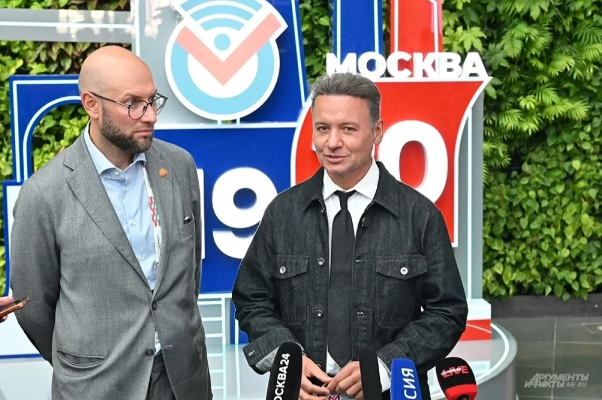 «Интересно». Олешко голосовал дистанционно, но все равно пришел на участок
