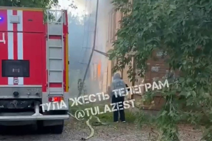 Туляки сняли горящий деревянный барак в Мясново