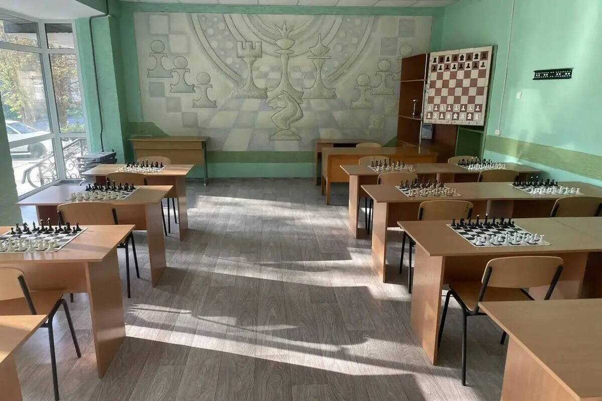В Токмаке после обстрелов ВСУ заново отстроили разрушенный шахматный клуб