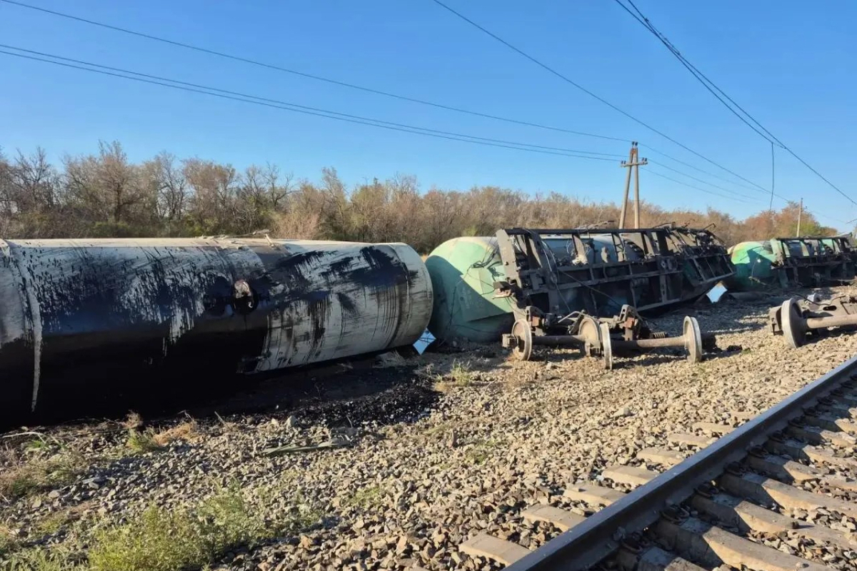 Еще 15 поездов пустят в объезд после схода вагонов в Ростовской области