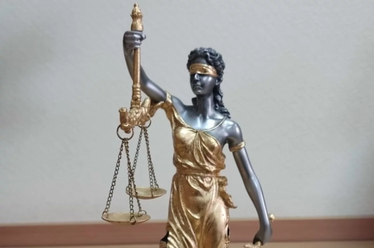 В Бразилии судья прикурил сигарету и хлебнул вина из бутылки во время суда