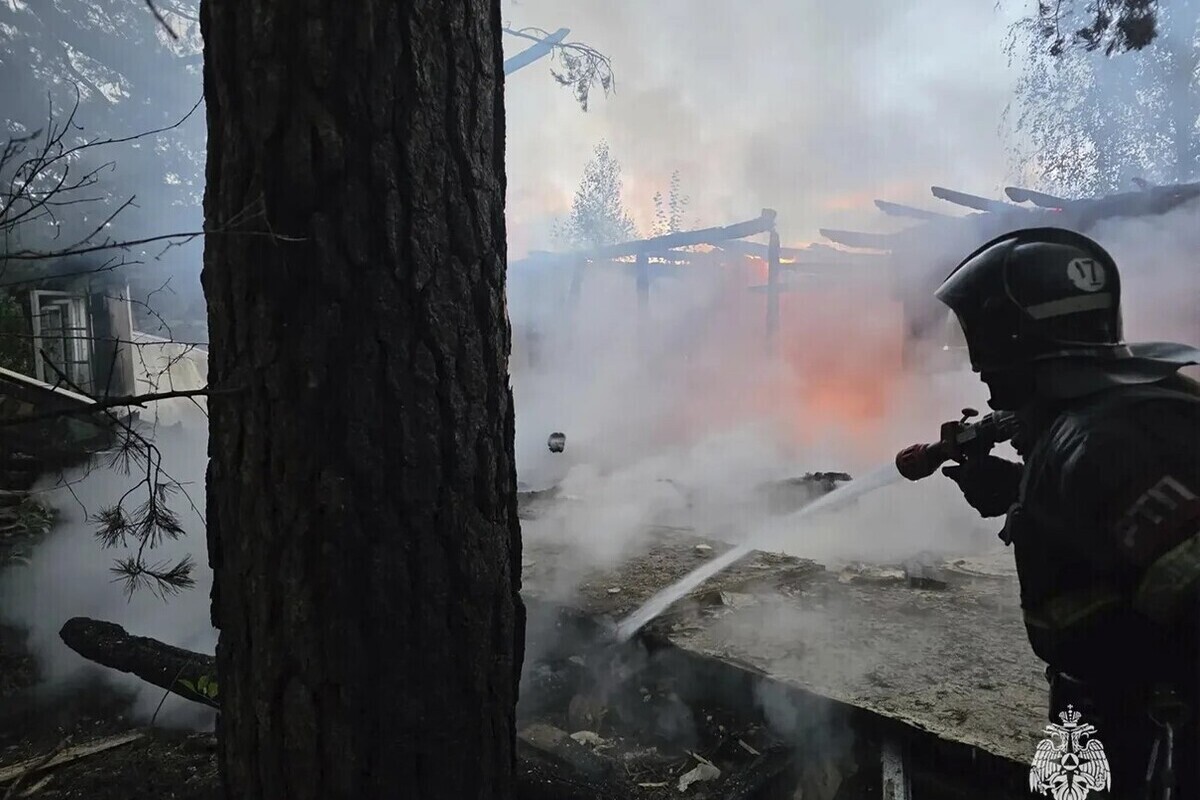 Восемь огнеборцев ликвидировали возгорание дачи в Алексине