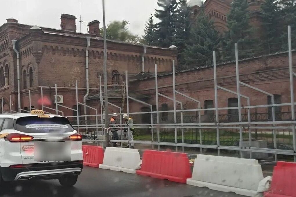 У бывших «Крестов» начали монтировать строительные леса и ограждения