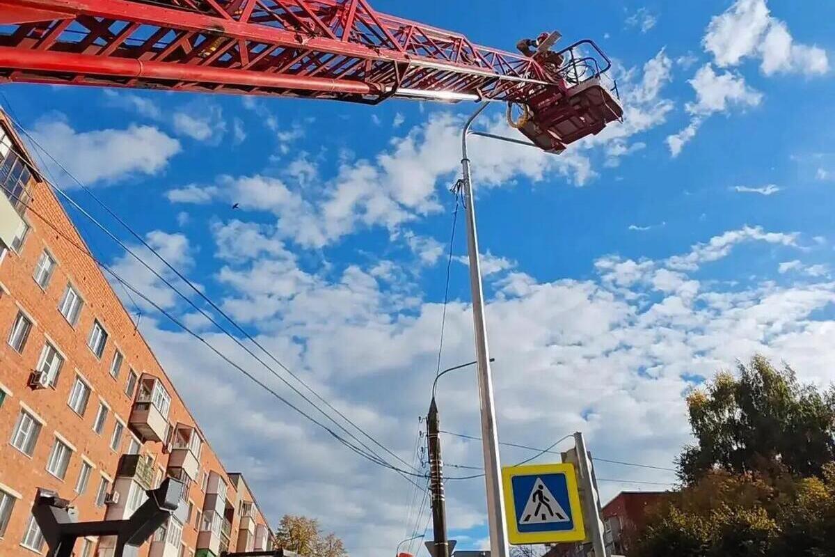 В Чебоксарах продолжаются работы по освещению пешеходных переходов