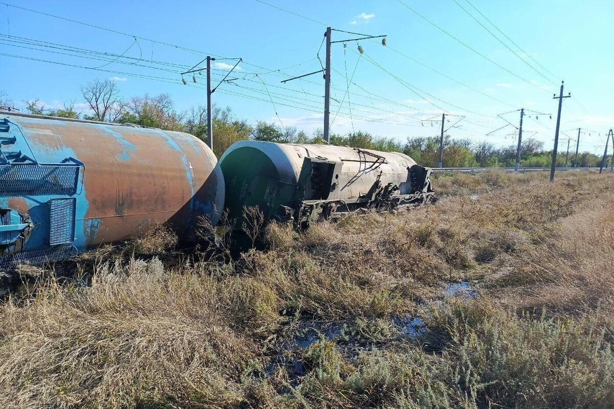 В Орловском районе Ростовской области ввели режим ЧС из-за схода вагонов