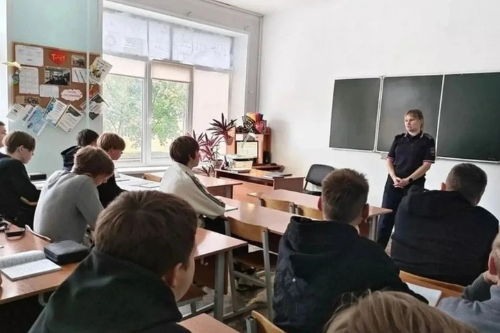 Студенты боровичского техникума узнали от полицейских, как избежать проблем с законом