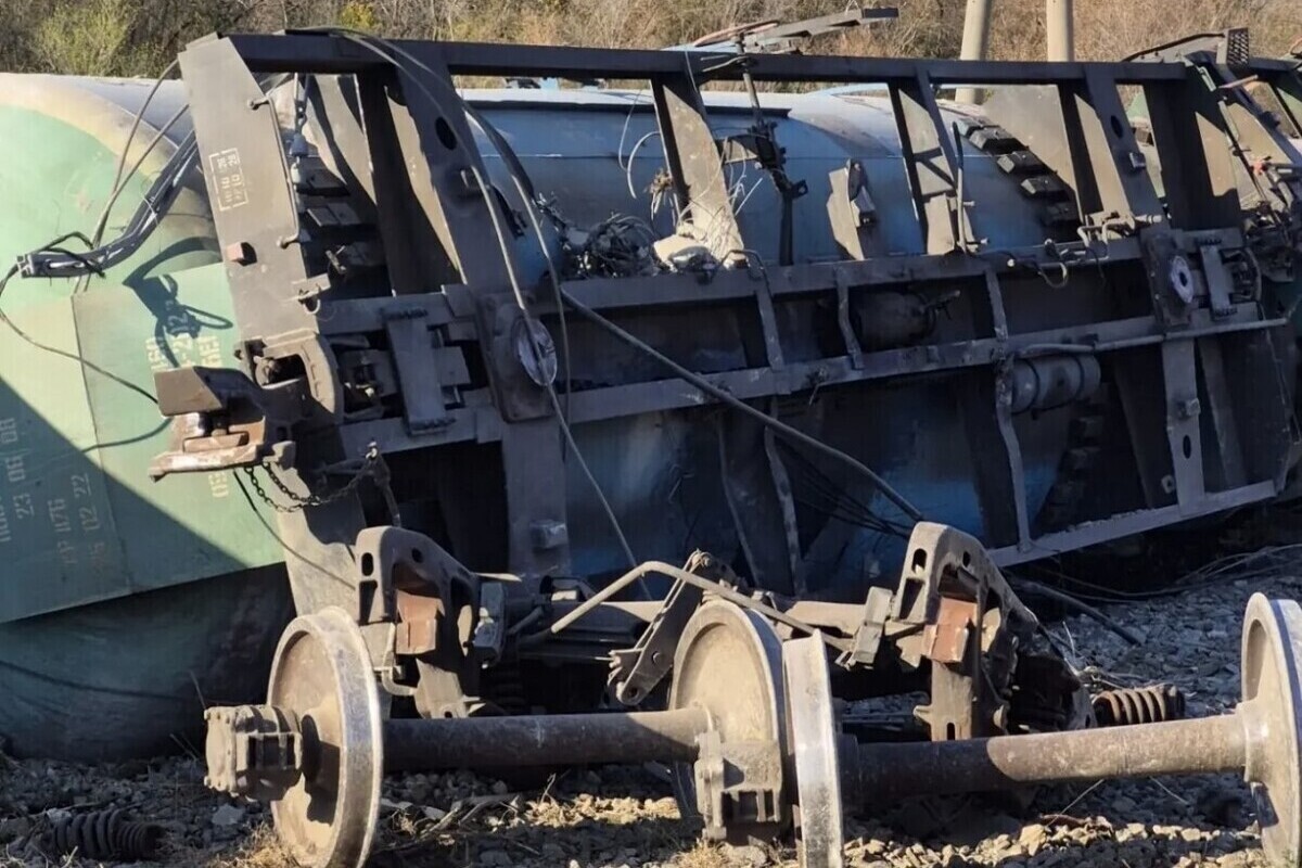 После схода вагонов грузового поезда в Ростовской области убирают мазут