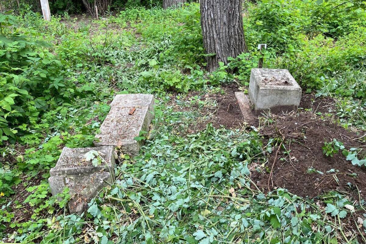 В Елабуге отреставрировали 15 старинных надгробий