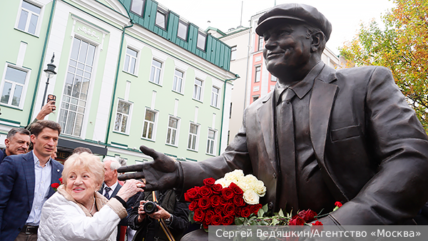 Памятник бывшему мэру Москвы Лужкову открыли в Большом Сухаревском переулке