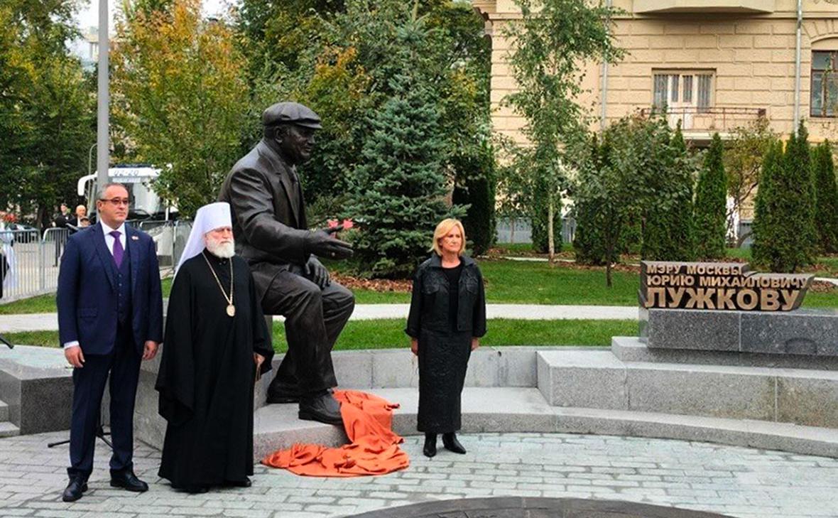 В Москве открыли памятник Юрию Лужкову