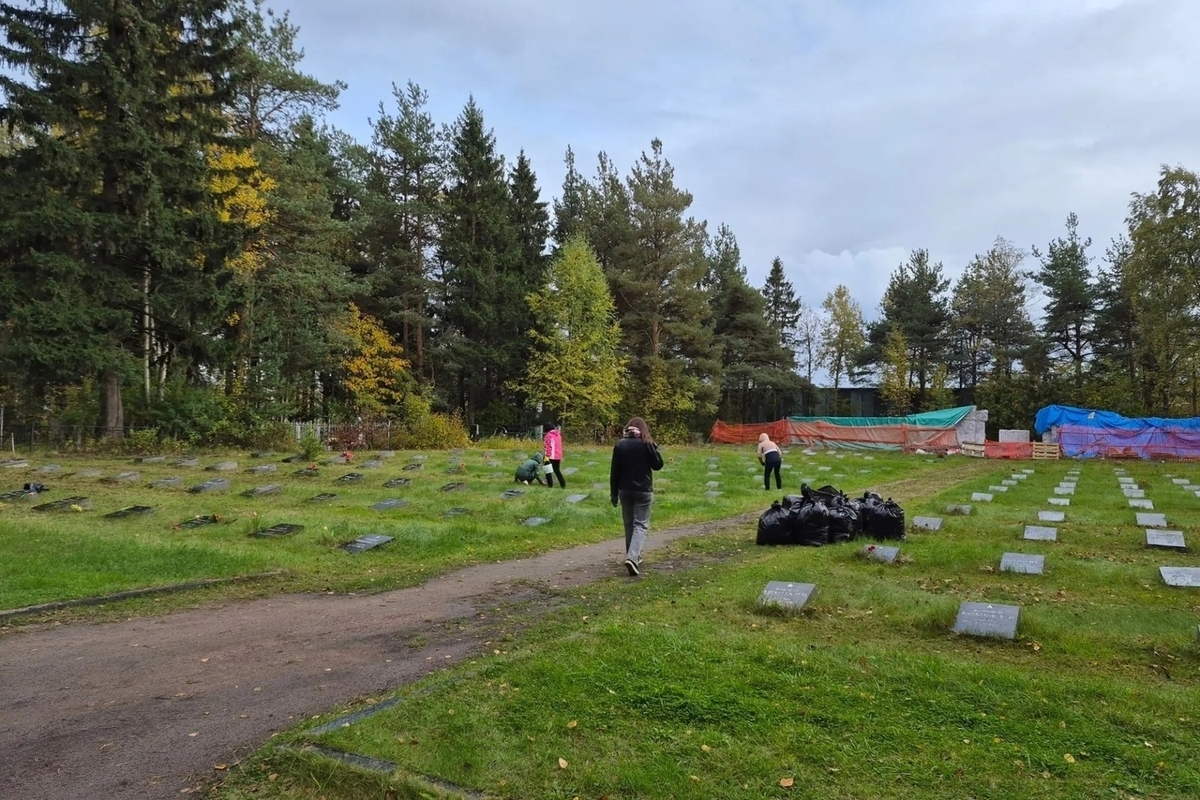 В Петрозаводске благоустроили мемориал советским воинам на кладбище «Пески»