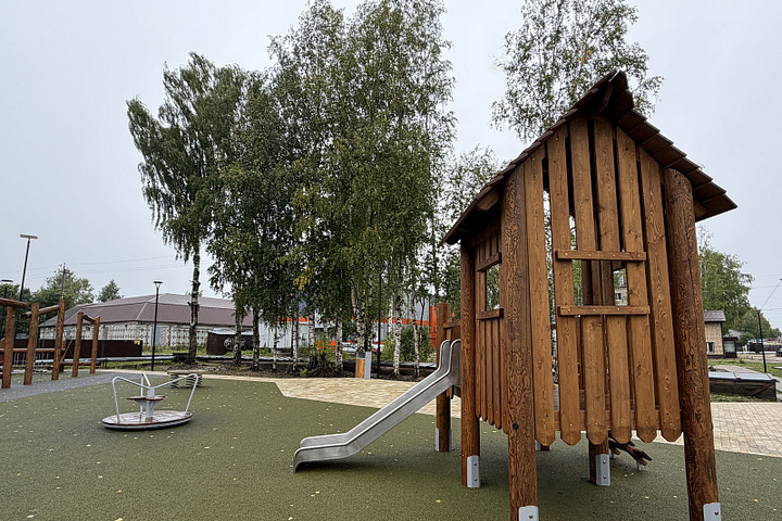 В окружном центре Устьян появилась детская площадка в экостиле