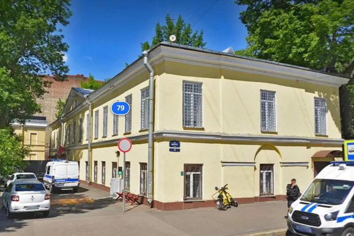 Сайт знакомств привел петербургскую школьницу к поджогу полицейских машин