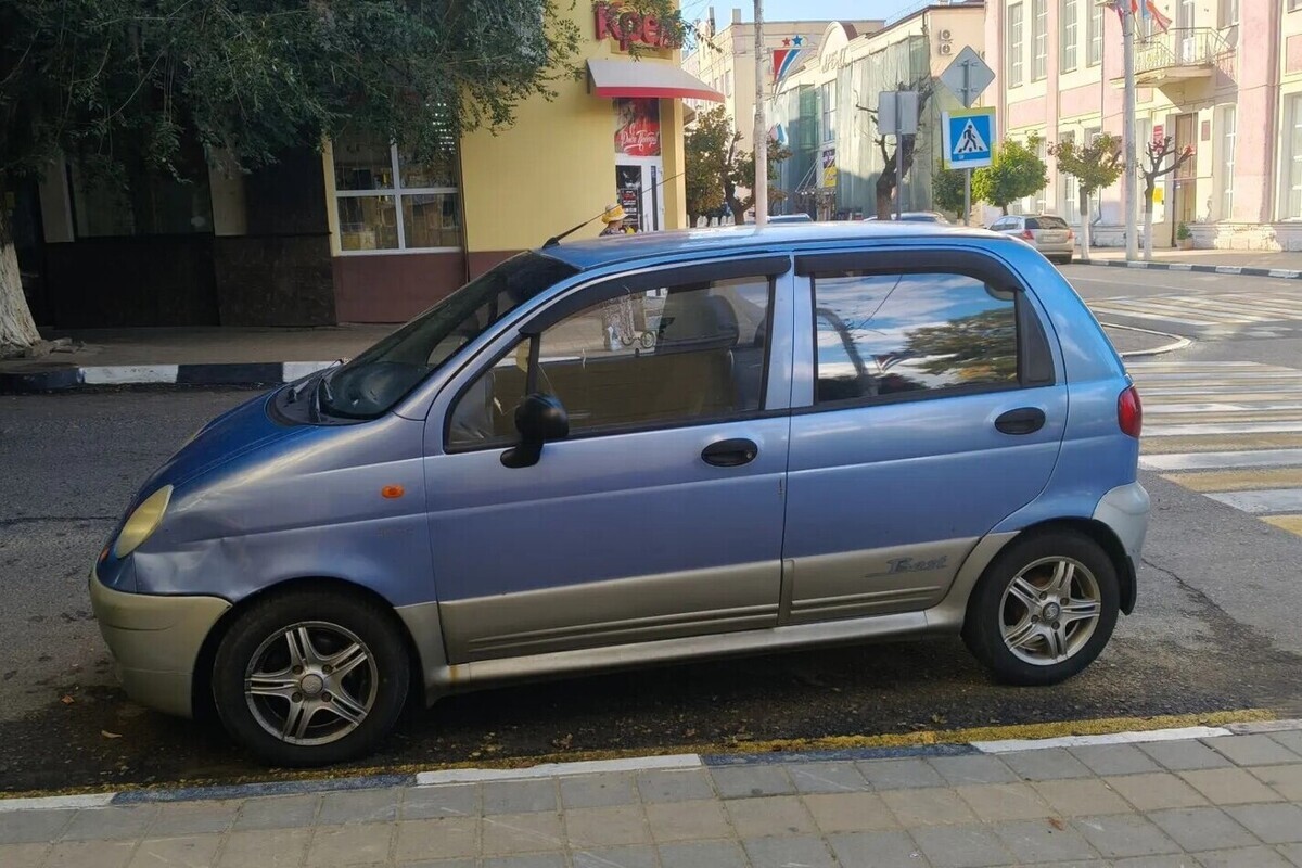 В центре Сочи 28 автомобилей эвакуировали после рейда по парковкам