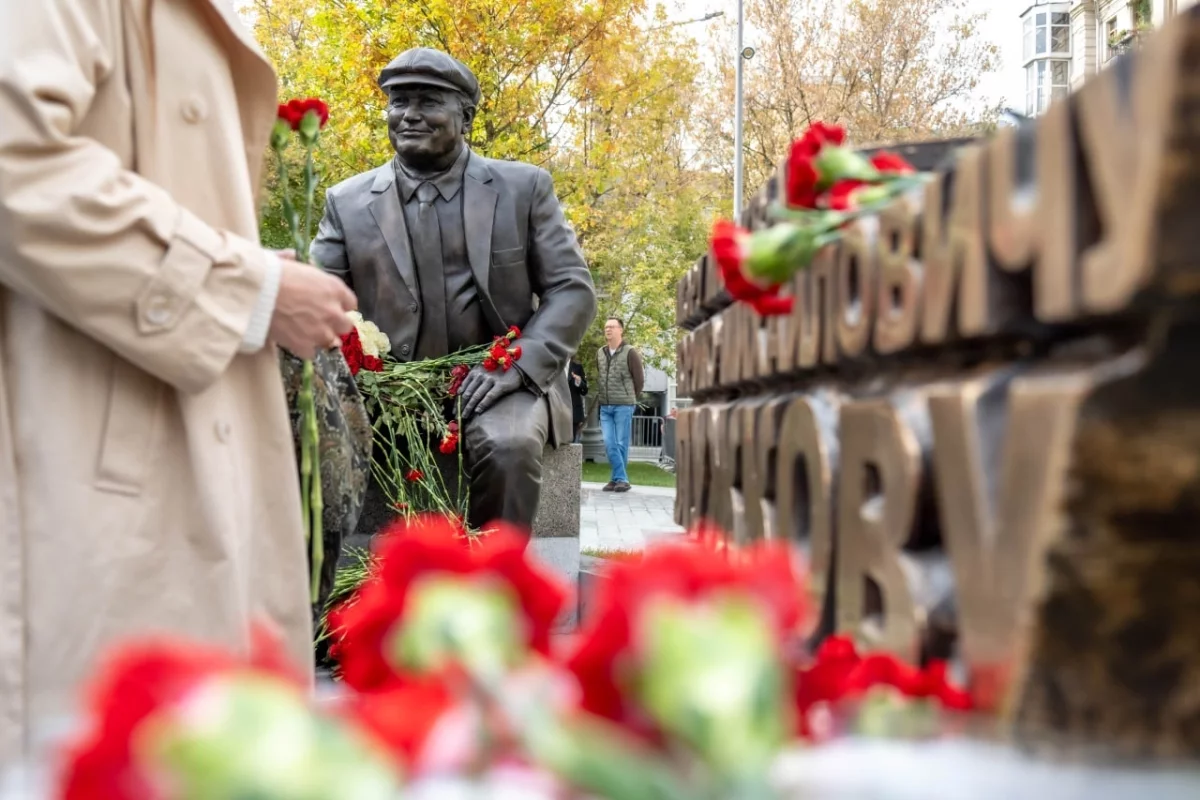 В столице открыли бронзовый памятник Юрию Лужкову