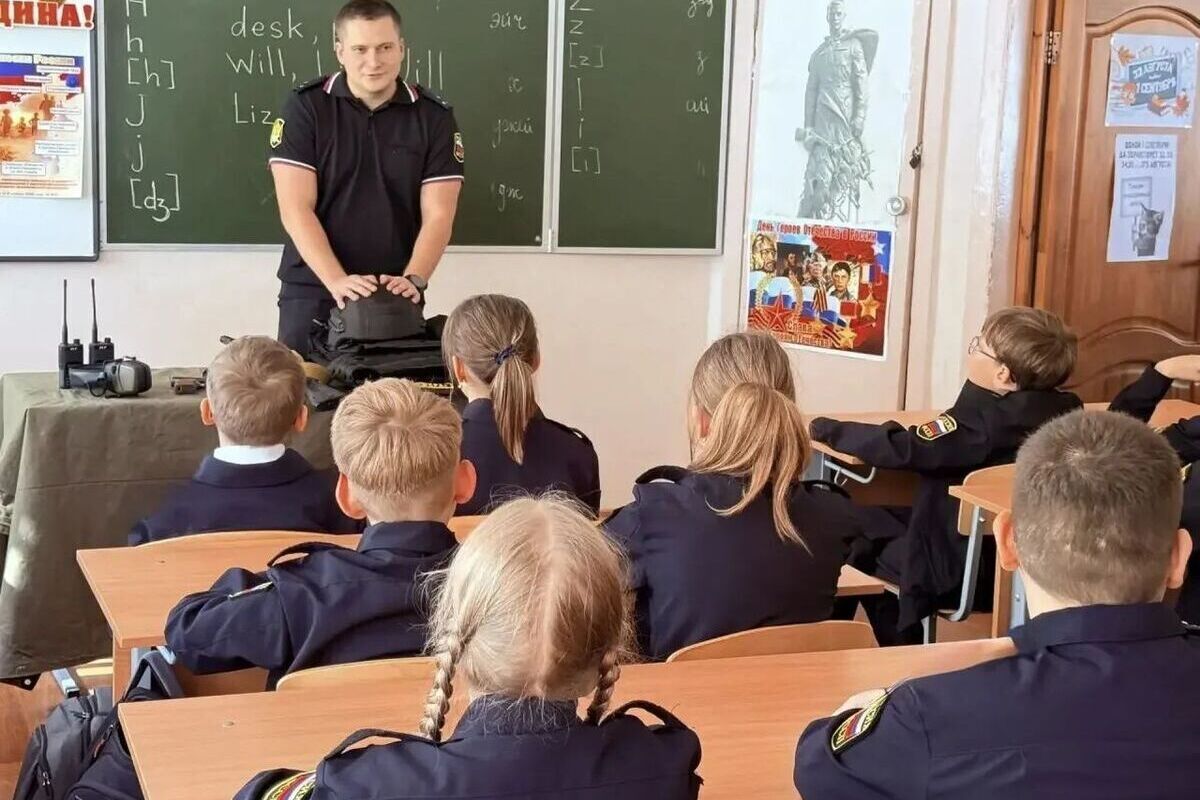 Курские приставы провели урок мужества для будущих кадетов