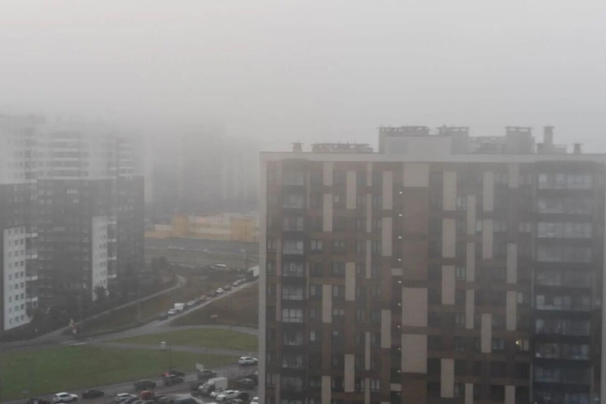 Плотная дымка окутала Петербург и ограничила видимость водителям