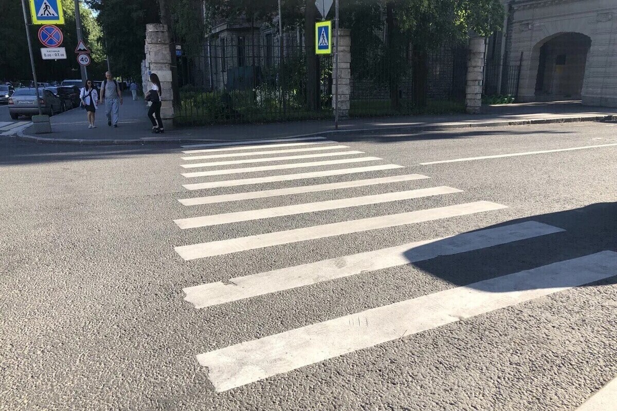 В Мончегорске на Морошковой улице сбили переходящую дорогу 16-летнюю девочку