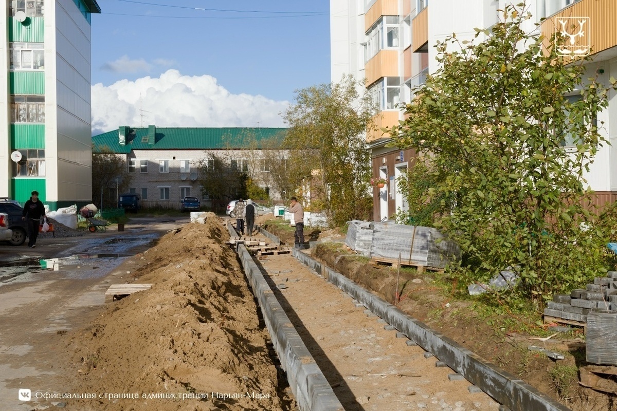 В Нарьян-Маре приступили к благоустройству территории возле дома № 15 на улице Меньшикова