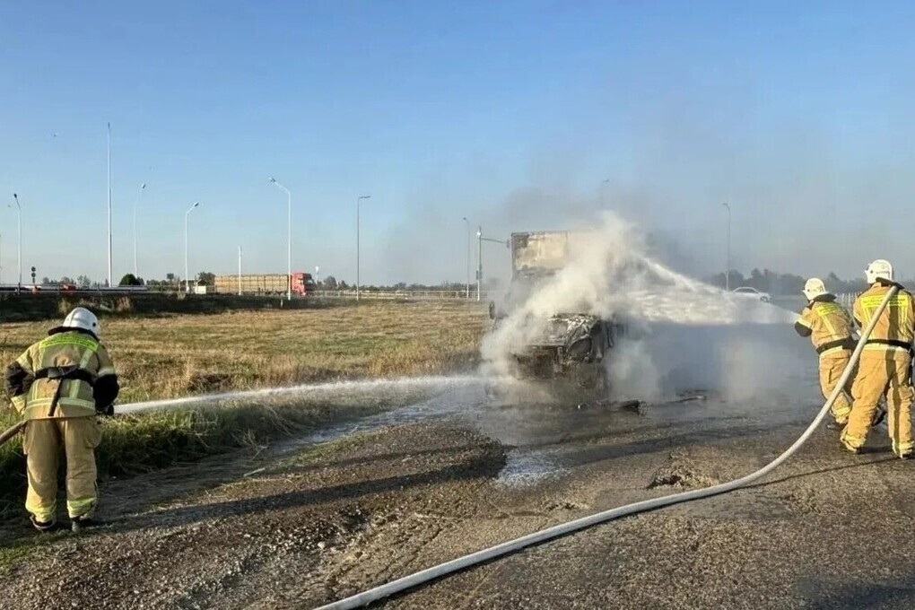 Грузовик сгорел на трассе в Краснодарском крае
