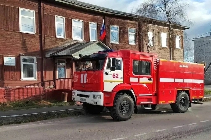 Три часа тушили нежилой дом на Комсомольской в Умбе