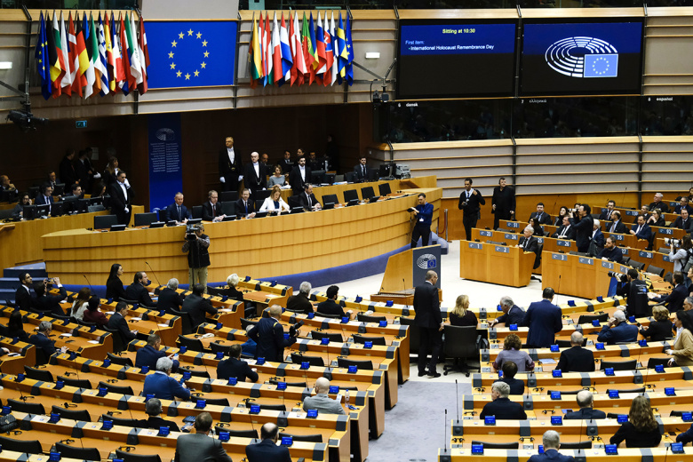 Польский депутат разорвал портреты Бандеры и Шухевича в Европарламенте