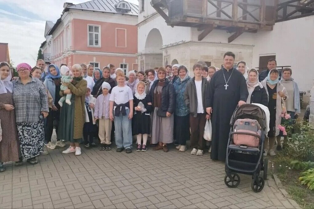 Паломники из Мурома посетили святыни обители в Серпухове