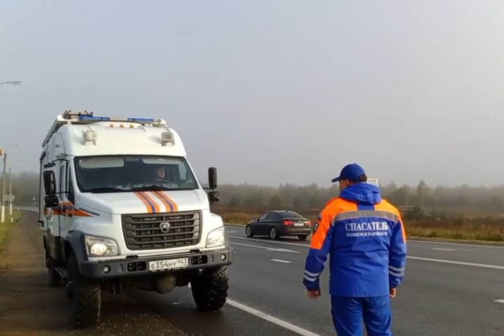 Спецы аварийно-спасательной службы Ленобласти дежурят на трассах «Россия» и «Нева»