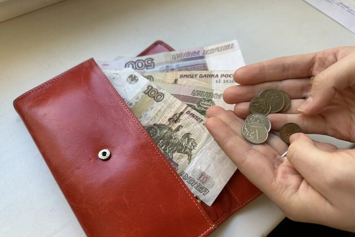 В Апатитах у больницы мужчина забрал пакет пенсионерки с 35 тысячами рублей