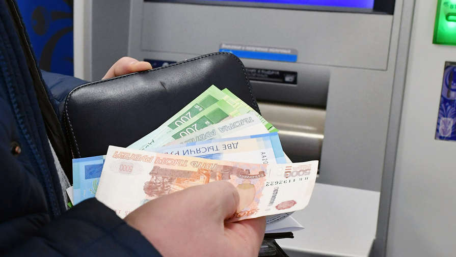 Пенсионерка нашла в банкомате чужие деньги и потратила их на поездку в санаторий