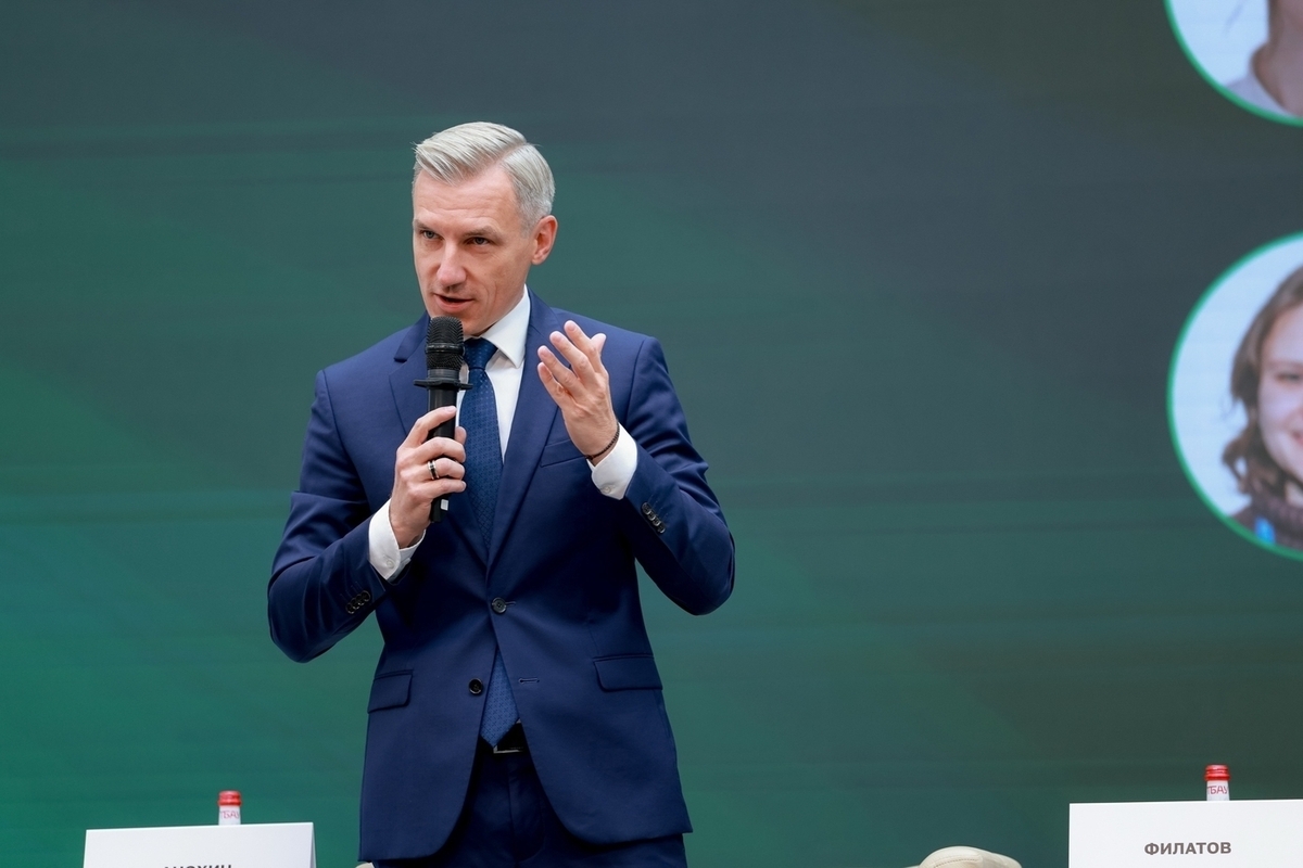 Губернатор Василий Анохин принял участие в слете молодежного актива Группы «НЭК» в Смоленске