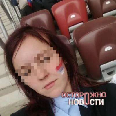 Студентку московского вуза оштрафовали за браслеты синего и желтого цветов