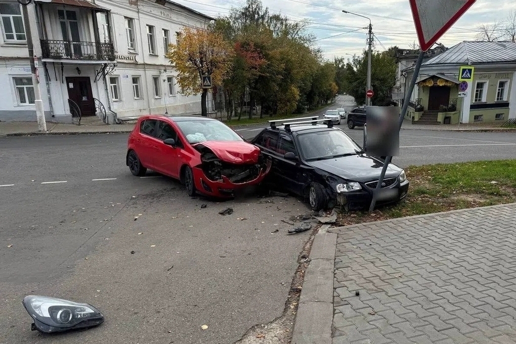 Костромские ДТП: «Хендэ Акцент» против «Опель Корса»