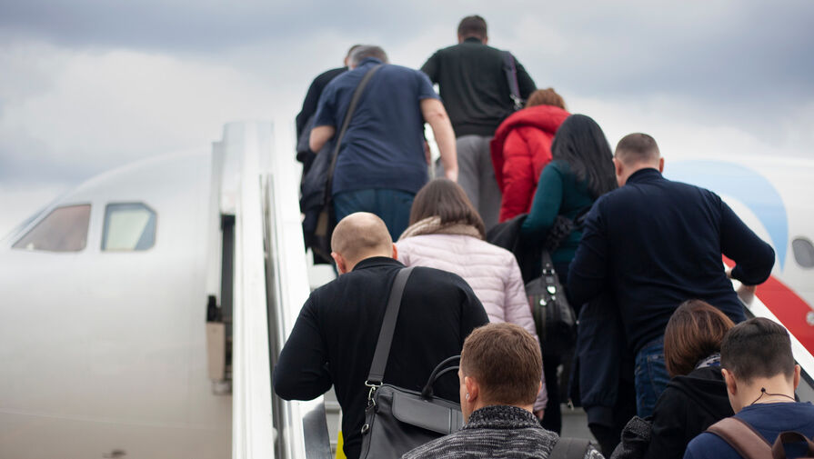 Воры прямо в самолете обокрали молодоженов из России, летевших в свадебное путешествие
