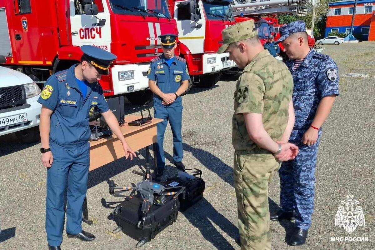 Росгвардейцы Южного округа оценили быт и технику элистинских огнеборцев