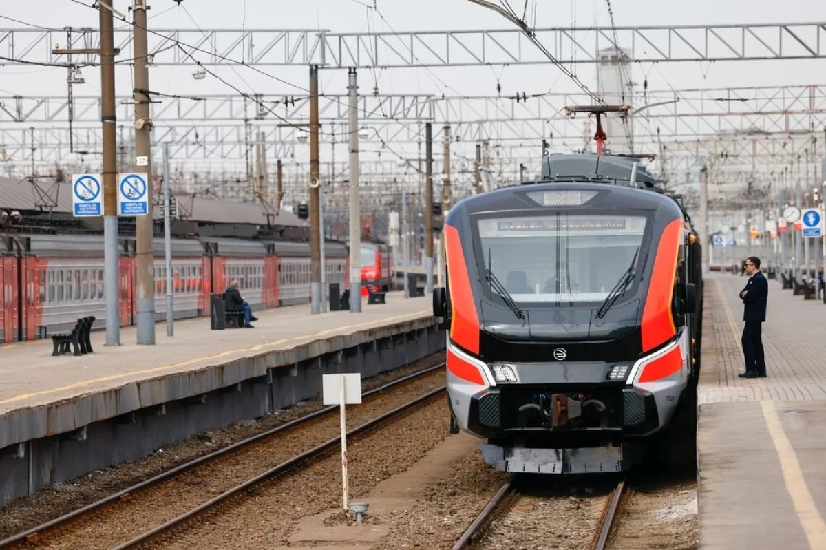 «Отец вышел». Контролер электрички спасла детей