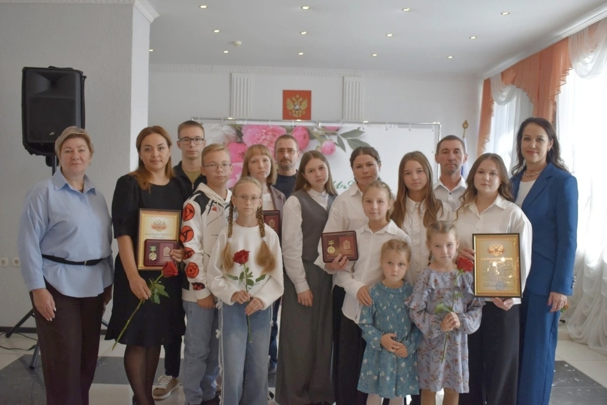 Три жительницы Каменского района получили медали «Материнская доблесть»