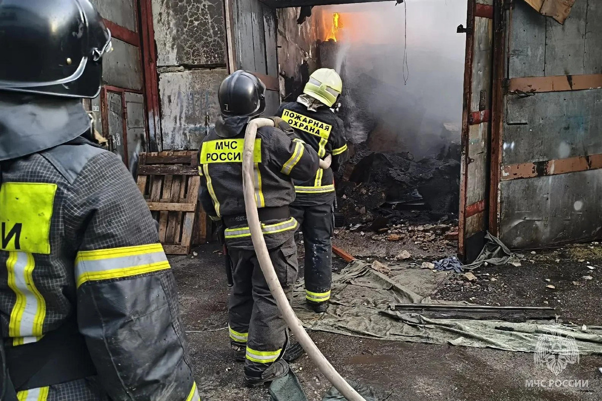 Человек пострадал в загоревшемся автосервисе в российском городе