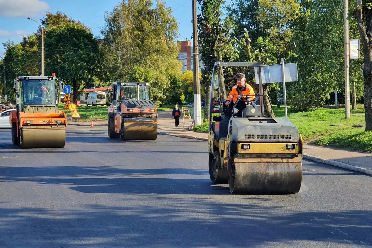 На оживленной улице Батарейной в Выборге уложили новый асфальт