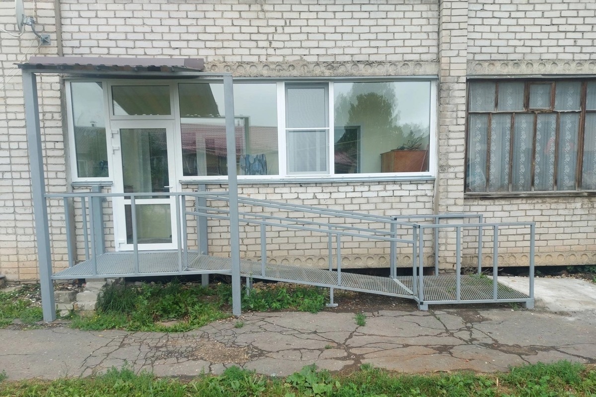 Судебные приставы помогли добиться обустройства пандуса в Кировской области