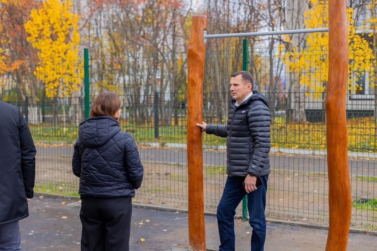 Безопасное покрытие появится под ногами спортсменов на новой площадке в Коле