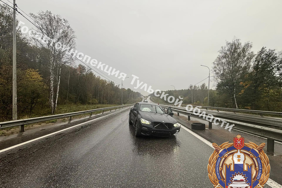 Под Тулой автоледи на BMW X4 влетела в отбойник и протаранила Skoda Rapid