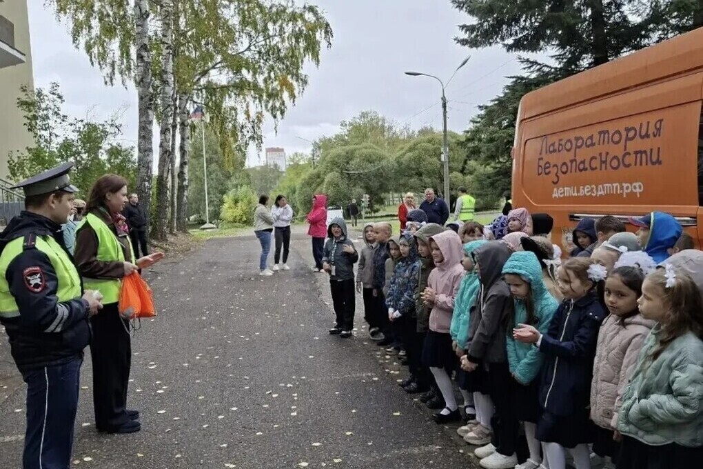 «Теперь мы пешеходы!» Великолукские первоклассники прошли посвящение в пешеходы
