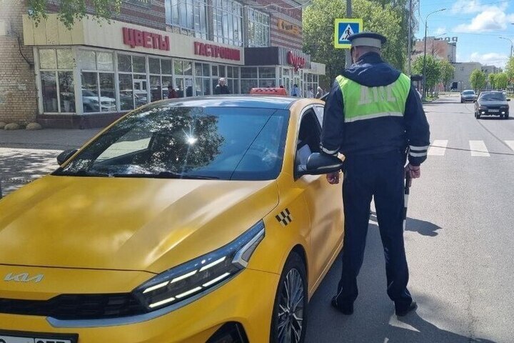 В Серпухове автоинспекторы проверяют такси и каршеринг